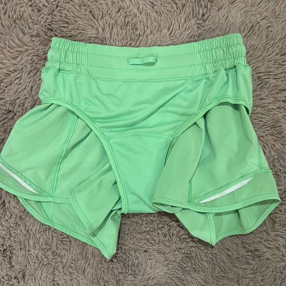 Lululemon Athletica Hotty Hot Low-Rise 4” Lined Shorts 4 inch Scream Green sz 4 - Picture 8 of 16